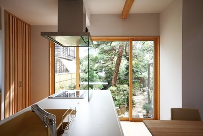 以前からあった庭を見れるようにと設計したキッチン・ダイニング。