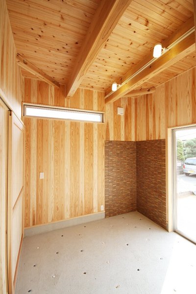 杉材を壁、天井に貼り、匂いも吸収してくれる快適な囲炉裏部屋 杉材を壁、天井に貼り、匂いも吸収してくれる快適な囲炉裏部屋