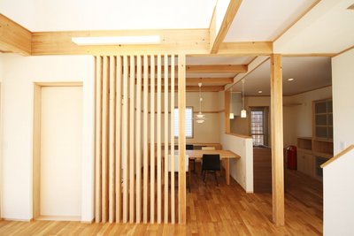 ダイニングとリビングは格子戸を設置し、ほどよくゾーニング ダイニングとリビングは格子戸を設置し、ほどよくゾーニング