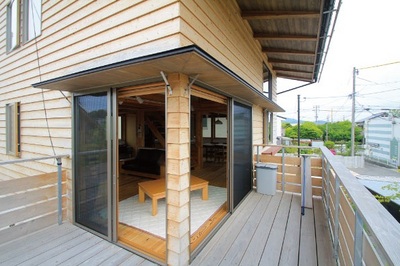 室内と外をゆるやかに繋ぐ、ちょっと広めのデッキスペース。