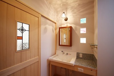 洗面コーナー。ガラスブロックは和室と繋がっており、和室からの光がここに降り注ぎます。