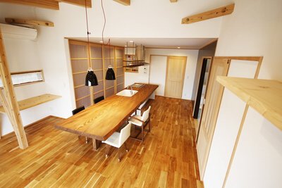 キッチン後ろのパントリーに冷蔵庫、食器棚は収納し、キッチンまわりはスッキリと♪ キッチン後ろのパントリーに冷蔵庫、食器棚は収納し、キッチンまわりはスッキリと♪