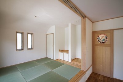親世帯に設けた小上り和室。天井の一部をRで仕上げ、柔らかい雰囲気に仕上がりました。