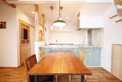 キッチン周りは、ガラスモザイクのタイル貼りで仕上げています。