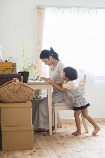 絵を描くことが趣味の奥さま。子供部屋の片隅に小さなテーブルを置いて創作スペースに。