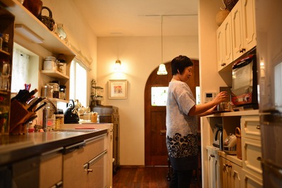 システムキッチンで機能性を重視。後ろの壁面カップボードはホームランドオリジナルで我が家だけのデザインに。機能性とデザイン性を上手に融合している。