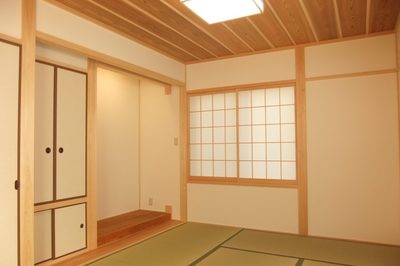 竿縁天井、真壁、漆喰塗りのシンプルで美しい和室。