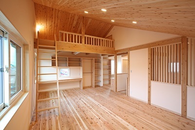 2Fの子供部屋は階段を上がってすぐにオープンな空間。広々したスペースは子供たちの最高の遊び場。 2Fの子供部屋は階段を上がってすぐにオープンな空間。広々したスペースは子供たちの最高の遊び場。
