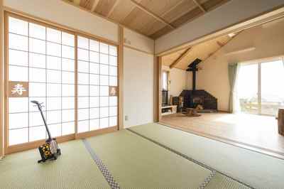 組子に弊社の名前、寿をあしらった障子がある和室。