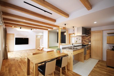 ダイニングテーブルの高さに合わせてキッチンカウンターの高さを設定。一体感のあるデザインが印象的です。 ダイニングテーブルの高さに合わせてキッチンカウンターの高さを設定。一体感のあるデザインが印象的です。