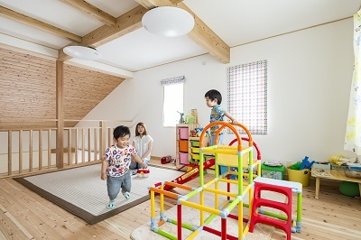 カラフルで散らかりやすい子供の遊び道具は2Ｆのフリースペースに全て収納。雨の日ものびのびと遊べる空間に。将来は2部屋に間仕切り可能。