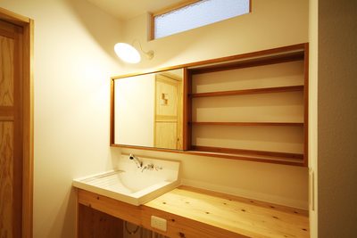 洗面コーナー。鏡の後ろは収納になっています。