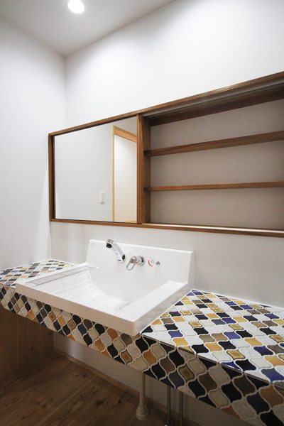 コラベルタイルがシンプルな空間に映える洗面コーナー