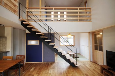 床は無垢のオーク材。壁は珪藻土仕上げ、室内の造作もほとんど無垢材を使用し、爽やかな木の香りに包まれるＬＤＫ。