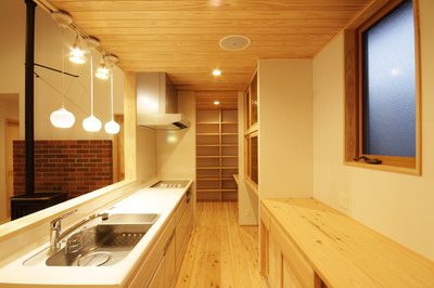 キッチン横の造作収納や天井には埋め込み型スピーカーを設置するなど、充実した造作設備によってスッキリと落ち着いた空間。