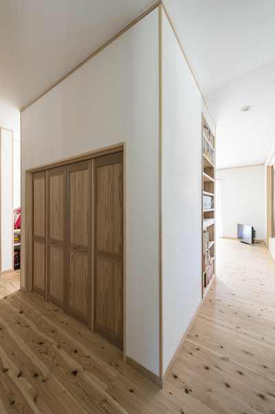 階段裏の収納スペース、ホール。