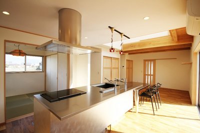 オークの床にステンレスキッチンが映えます。 オークの床にステンレスキッチンが映えます。