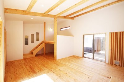 スキップフロアは床の高さを変えるだけで空間に広がりが生まれ、より開放的に感じます。