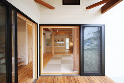 多機能に使える深い軒で守られたウッドデッキ