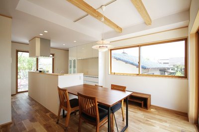 とにかく明るく風も抜けるキッチンダイニング