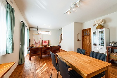 無垢の建具やフローリング、塗り壁などの自然素材をふんだんに使用。床のパイン材は素足にすっと馴染むような、とても温かな素材。 無垢の建具やフローリング、塗り壁などの自然素材をふんだんに使用。床のパイン材は素足にすっと馴染むような、とても温かな素材。