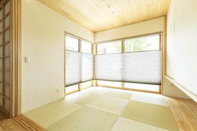 上下を調節できる和紙のスクリーンにより季節の景観を楽しむことができます 上下を調節できる和紙のスクリーンにより季節の景観を楽しむことができます