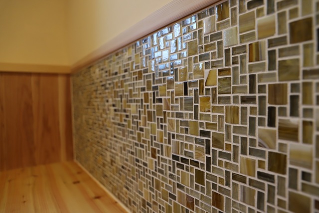 トイレの壁の一部にあしらったガラスタイル。手を洗うときの水はねも気になりません。