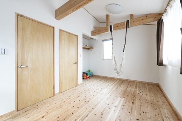 ブランコを設置するなど、プレイルームとして使っている子供部屋。将来的には2部屋に分けられるように扉を2つ作っています ブランコを設置するなど、プレイルームとして使っている子供部屋。将来的には2部屋に分けられるように扉を2つ作っています