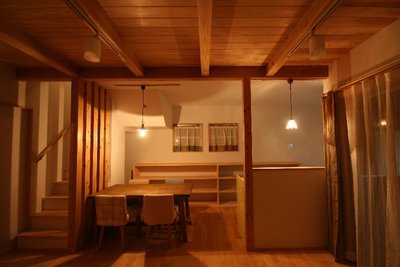 間接照明の灯りであたたかみのある室内に