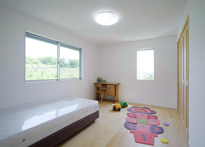 無垢の床材が気持ちいい子供室。