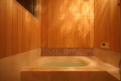 青森ヒバ造りの香りが心地良いオリジナル造作浴室