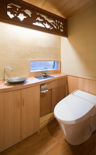 トイレにも欄間を再利用。 トイレにも欄間を再利用。