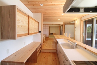 一段下がったキッチン。家族がダイニングテーブルに座ると目線があう。