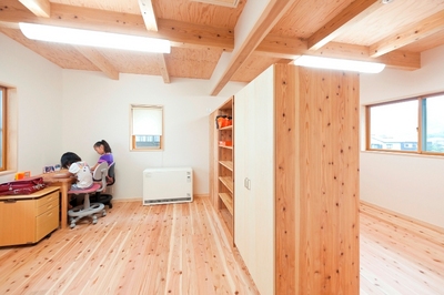 子ども部屋。大きな本箱とクローゼットが間仕切りの役目を果たす。家具を壁際に動かせば、オープンな空間として使用できる。 子ども部屋。大きな本箱とクローゼットが間仕切りの役目を果たす。家具を壁際に動かせば、オープンな空間として使用できる。