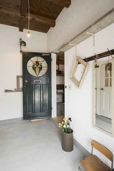 　玄関を入ると、奥行きのある土間が広がっています。昔のモルタルだけの土間のイメージです。