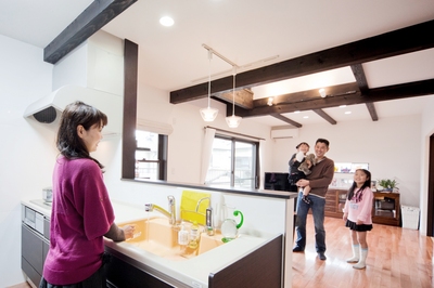 対面キッチンで家族との会話も弾む。
立ち上がった壁は手元をかくすのに丁度いい高さ。