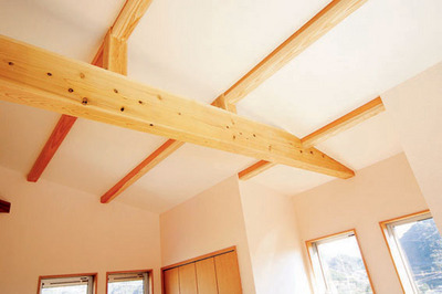 リビングの天井にはアクセントの梁。