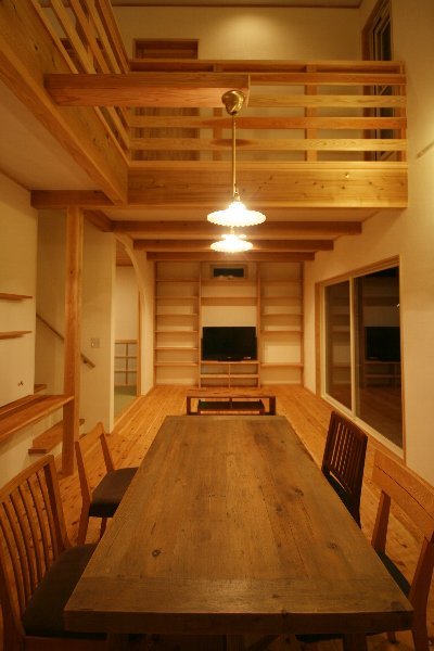 味わい深いダイニングテーブル