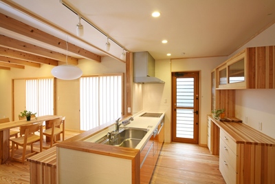 壁面にも収納を多数造作し、食器棚を置かずにスッキリとしたキッチン。