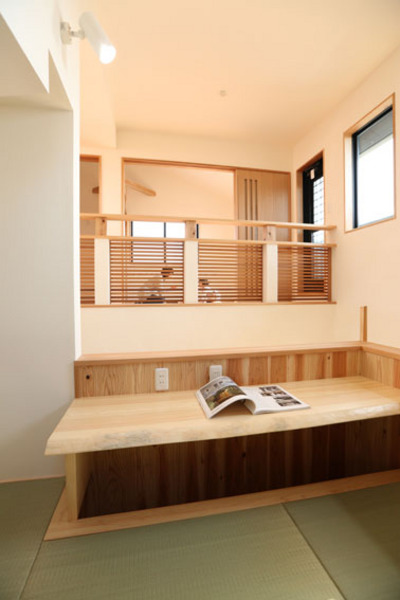 一枚板のカンターの下は、足が下ろせます。
眠たくなったらタタミにゴロリン。 一枚板のカンターの下は、足が下ろせます。
眠たくなったらタタミにゴロリン。