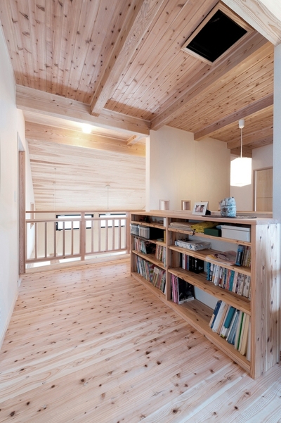 2階のフリースペースには造作の書棚とサンルームを設けました。 2階のフリースペースには造作の書棚とサンルームを設けました。