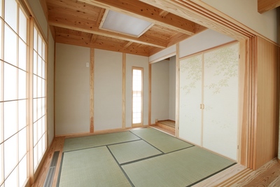 リビングつづきの和室は必要に応じて建具で間仕切ることができます。内障子が光をやわらげ、ホッとする空間です。 リビングつづきの和室は必要に応じて建具で間仕切ることができます。内障子が光をやわらげ、ホッとする空間です。