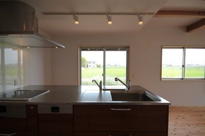 キッチンからの眺め。田園風景が広がります キッチンからの眺め。田園風景が広がります