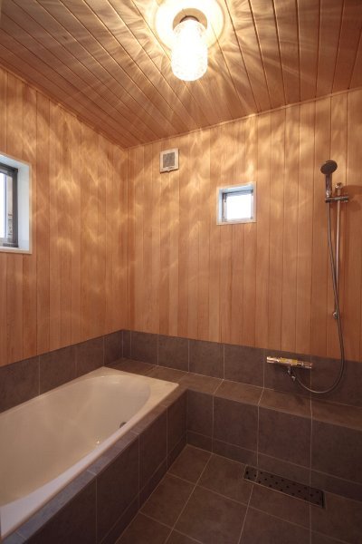 森ヒバの浴室。ヒバ特有の殺菌・調湿作用により、簡単なお手入れだけでカビが発生しにくいです! 森ヒバの浴室。ヒバ特有の殺菌・調湿作用により、簡単なお手入れだけでカビが発生しにくいです!