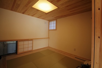 ゆっくりと安眠できるようにあえて大きな窓は設けず、地窓と高窓を上手に配置。内障子から注ぐやわらかな光が、安らぎの空間の演出にとても効果的。