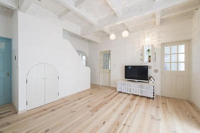 左のドアはシューズインクロゼットにつながる入口。右が玄関ホールのドアです。
シューズインクロゼットは玄関ホールとバイクスペースにも繋がっているので物の出し入れがしやすい。