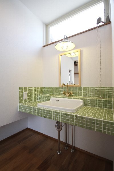 タイル貼りの洗面台。2人並んでも余裕の広さです☆ タイル貼りの洗面台。2人並んでも余裕の広さです☆