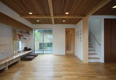 リビングのコーナーには、堀込式のカウンターを。