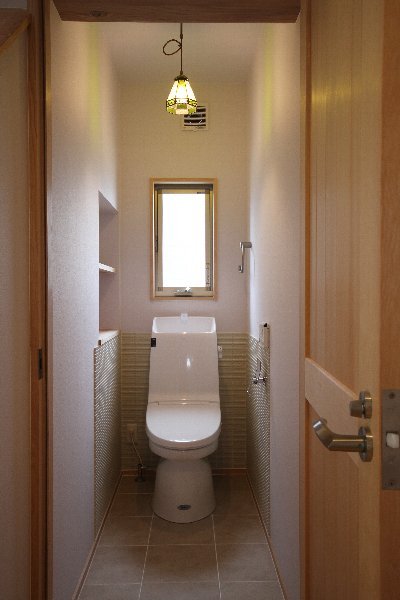 トイレの床と壁の一部をタイル張りにしたことで清潔感がアップ♪