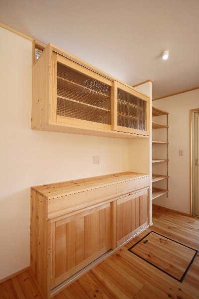 チェッカーガラスをはめ込んだ造作の食器棚 チェッカーガラスをはめ込んだ造作の食器棚